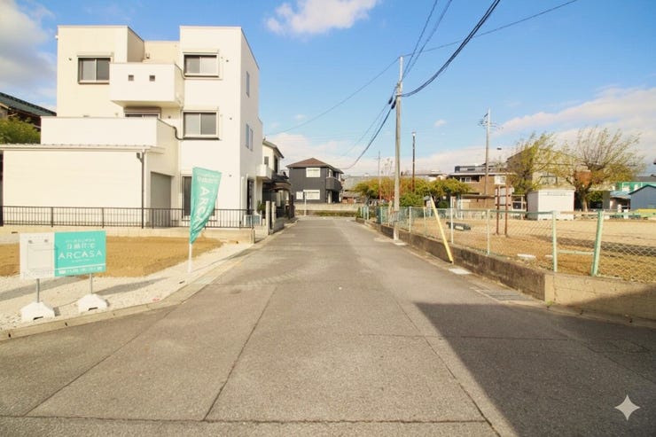 大通り沿いではないため、車通りも多くなく安心できる前面道路です。対向車がきてもすれ違える広さがございます。