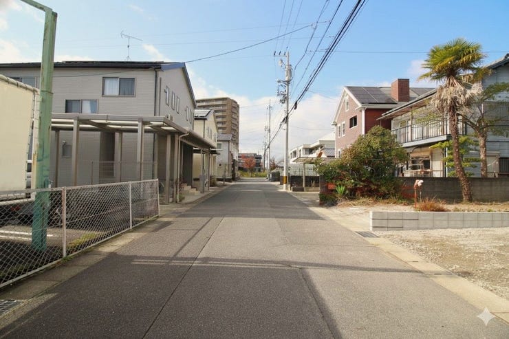 前面道路約5.9m!!広々としており、車通りも少ないため安心です◎お子様とのお散歩の際も、手を繋いで並んで歩くことができそうですね♪