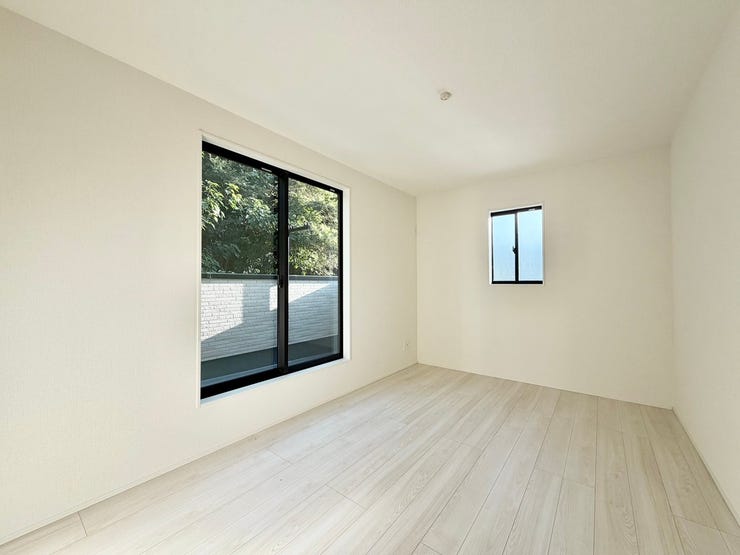 〈7.75帖〉
バルコニーへ出ると鳥のさえずりが聞こえてきそう♪
目にも優しい緑あふれる洋室でほっこりくつろぎの一時を♪