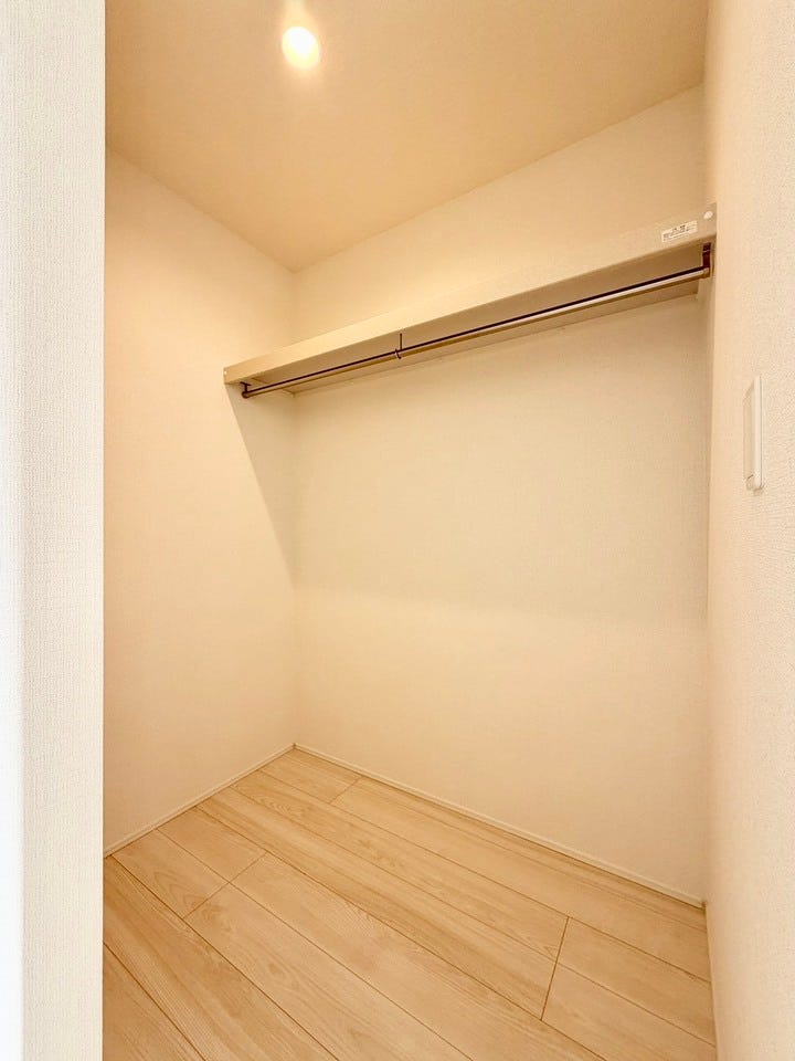 ハンガーパイプ付きの収納は、「たたまない収納」を実践し、効率よく衣類を収納することができます♪