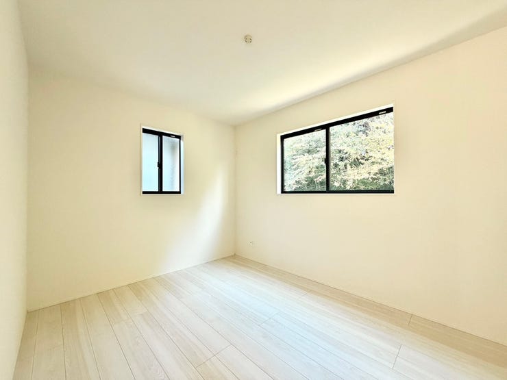 〈6.0帖〉
2面採光の明るい洋室で気持ちもぽかぽか