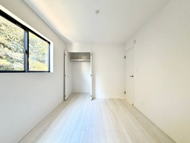 〈6.0帖〉
ハンガーパイプや棚が設置されていますので、衣類や小物などを収納することができます。