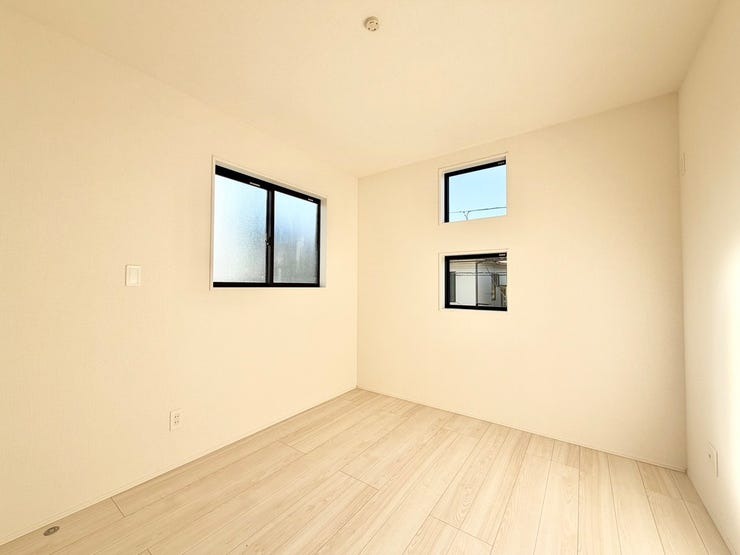 〈5.25帖〉
明るいカラーのフローリングで気持ちも明るくなります♪