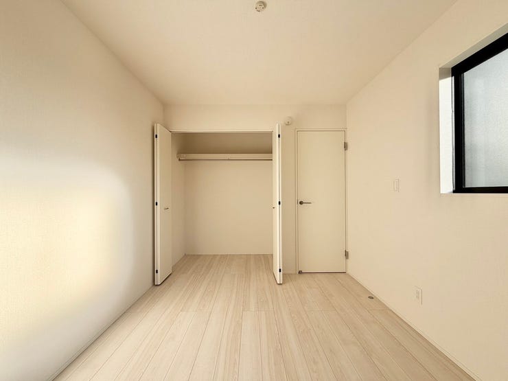 〈5.25帖〉
ハンガーパイプや棚が設置されていますので、衣類や小物などを収納することができます。