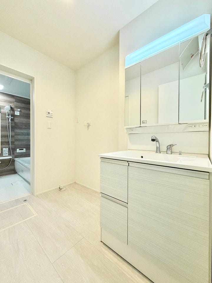 ご家族揃って身支度可能なゆとりの洗面室