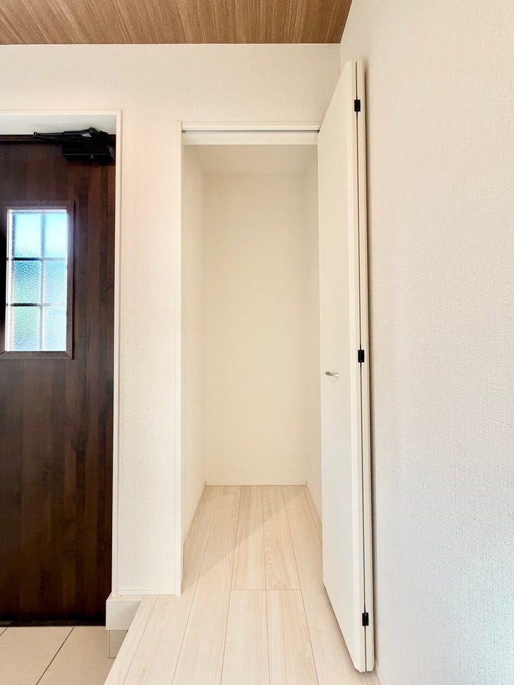 〈玄関収納〉
このままでもお使い頂けますが、棚やハンガーパイプも弊社で取付可能です♪お気軽にお問合せ下さい