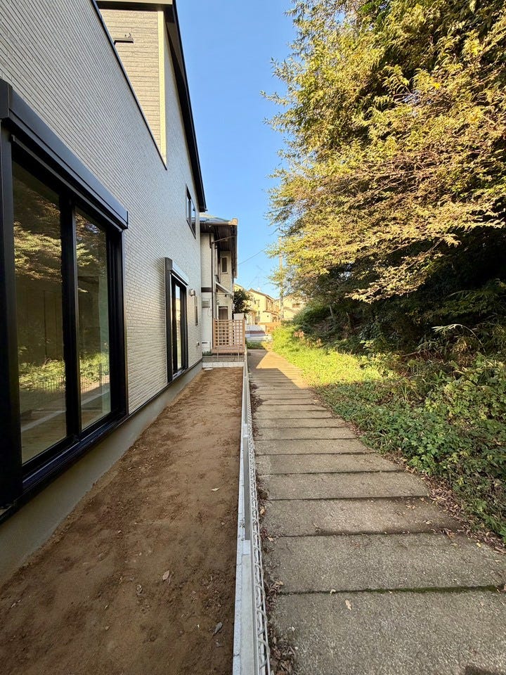 水路があるため、南面の広さが保たれます♪