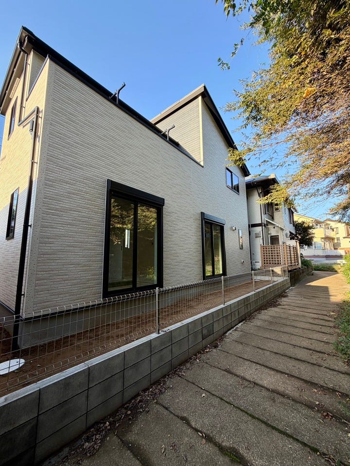 目の前は水路ですが、蓋があるので落ちる心配はありません!