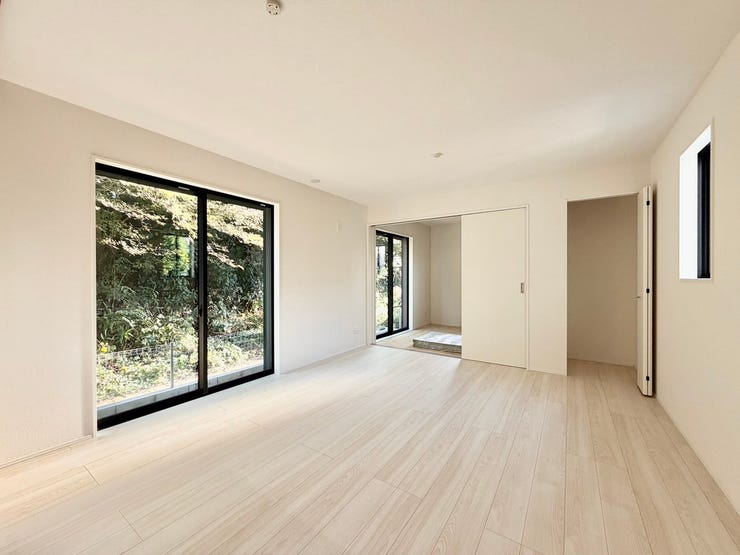 【リビング】
目の前に緑あふれるリビング♪明るい日差しと心地よい風が舞い込みます♪