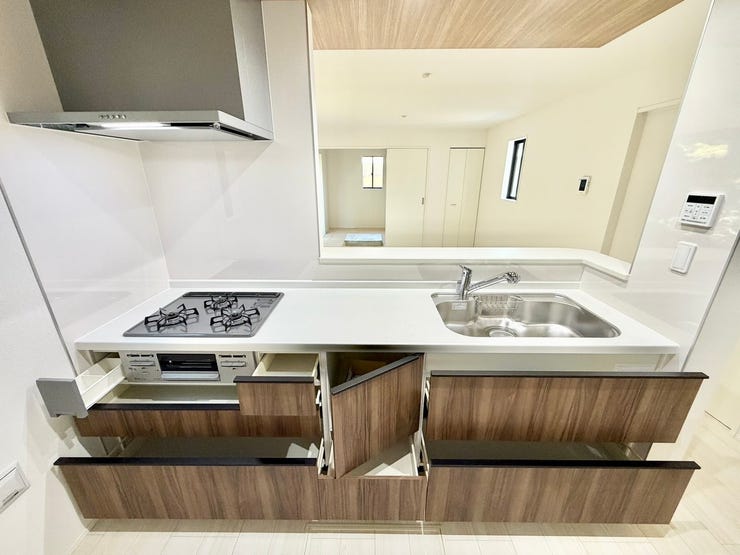 対面式キッチンなのでお料理を創りながらリビングダイニングにいるご家族の様子がわかります。