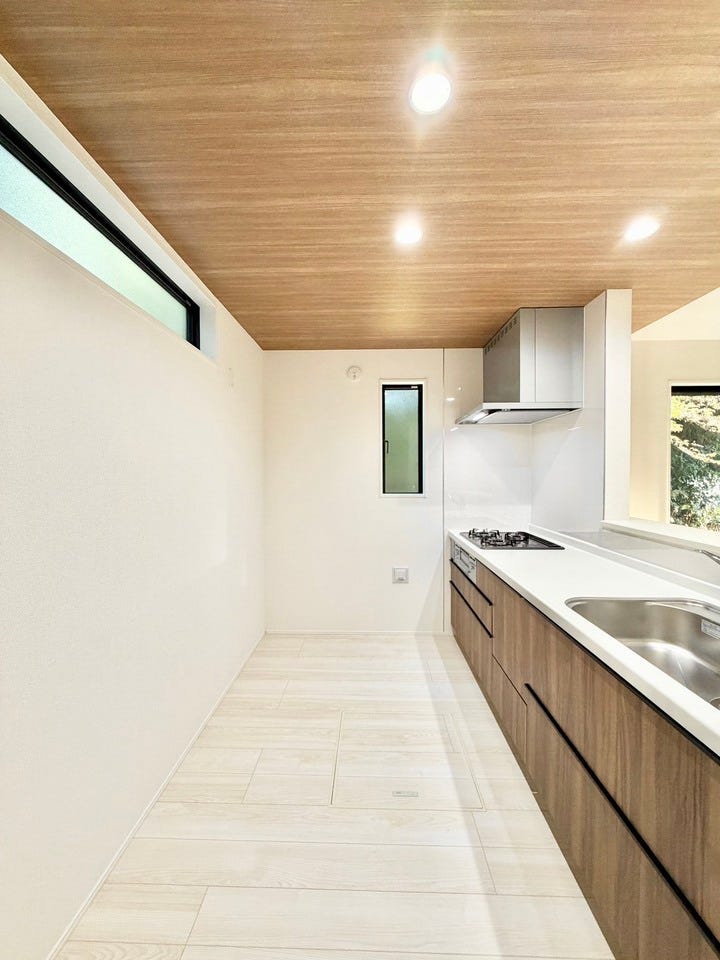 キッチンまわりも広さを意識して設計しましたので、動線が比較的スムーズです。