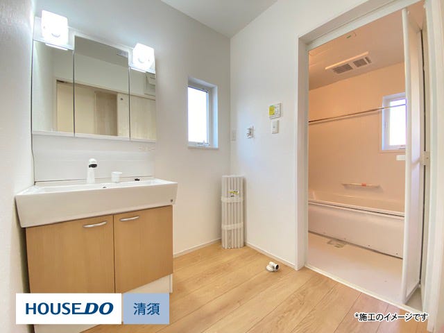 (洗面施工例です)3面鏡仕様の洗面台。鏡の裏が収納になっていて小物がスッキリ片付きます。