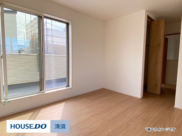 (その他居室施工例です)2面採光の洋室はお子様のお部屋にも最適です!窓が2つあると風通しもよさそうですね。