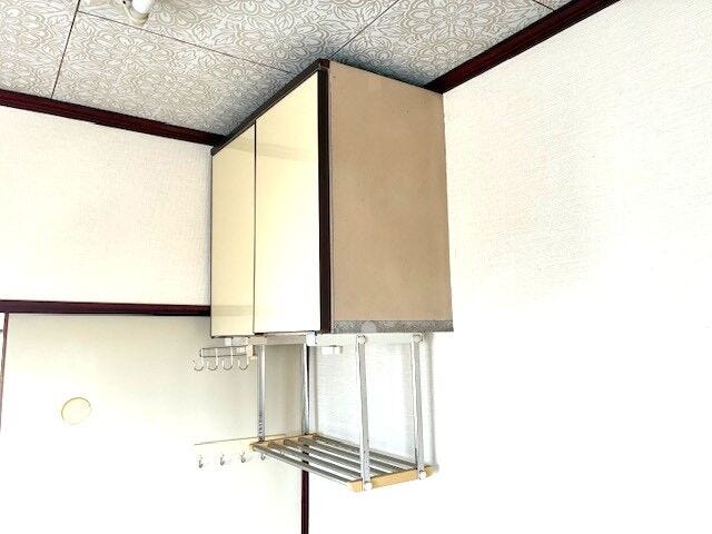 キッチン上には吊戸棚あり