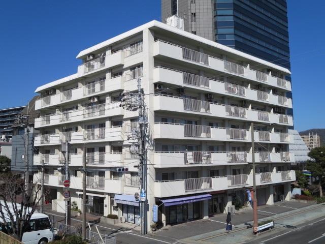 【外観】
◆室内リノベーション済マンションです!
◆前面道路が広く、中心部へも徒歩圏内の好立地♪