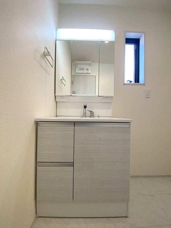 洗面ボウルが大きく作られており、使いやすさもお掃除のしやすさも◎。三面鏡の裏側に収納スペースを設置し化粧品や洗面小物などをすっきりと収納できます♪