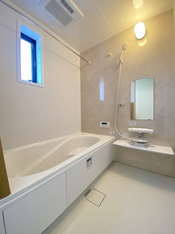 落ち着いた雰囲気の浴室では、ゆったりと1日の疲れを癒す事のできる大きなバスタブです。帰りが遅いご家族の方も気持ちよく入浴頂ける追炊き機能など設備も整っています。