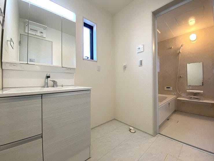 シャワー付水栓の洗面台はシャンプーや毎日の掃除に便利!ゆとりの洗面スペースで朝の身支度も快適スムーズ♪