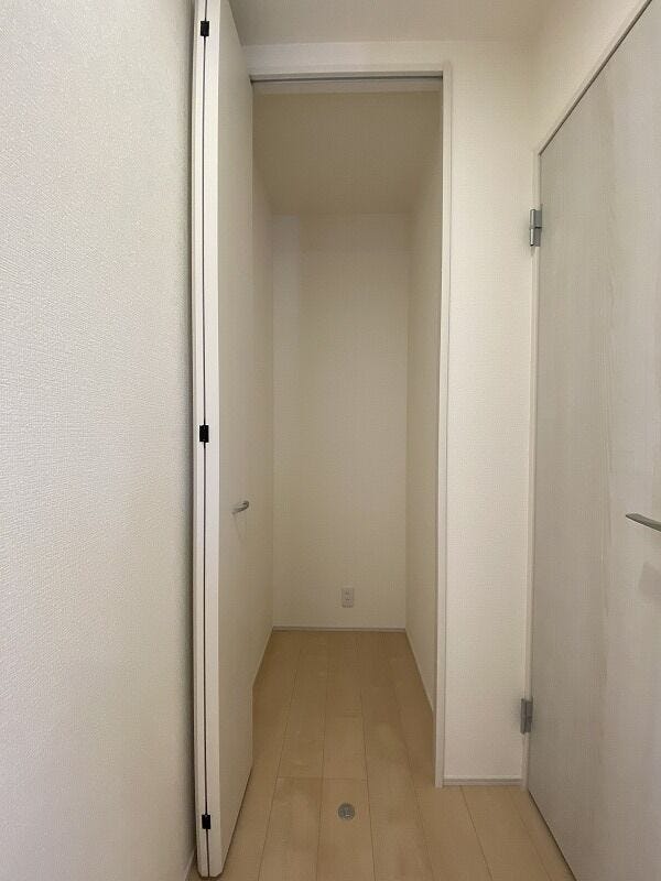 廊下に収納があります。1Fはお掃除道具や買い置きした日常品入れとして、2Fは季節物の衣類の収納としてなど、使い勝手自由な場所です。