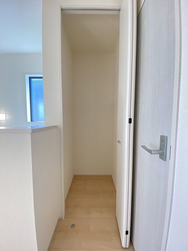 廊下に物入があります。1Fには日常品を2Fには本を仕舞う本棚収納としても◎