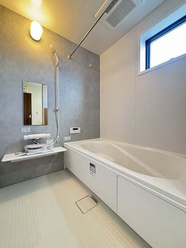 洗面ボウルが大きく作られており、使いやすさもお掃除のしやすさも◎。三面鏡の裏側に収納スペースを設置し化粧品や洗面小物などをすっきりと収納できます♪