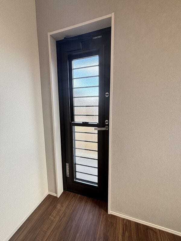 勝手口が設けられており、換気やゴミ出しなど便利ですね。便利な床下収納付きです。