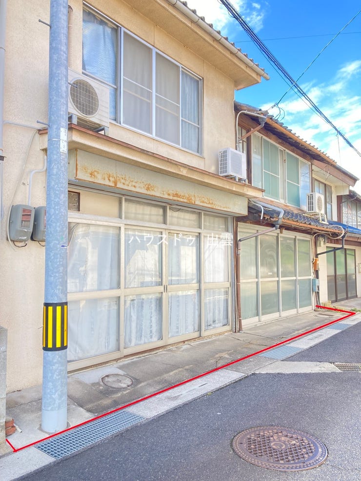 【外観】
道路に面して店舗部分がある、店舗・厨房付き中古戸建。