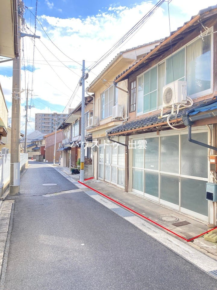 前面道路は幅員4m未満。出雲市街中心地にあるので駐車場は近隣確保が必要です。