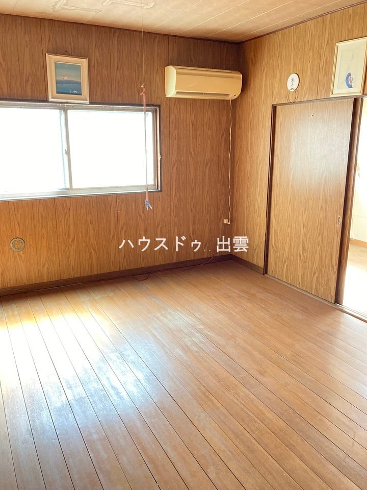 2階8帖の洋室です。