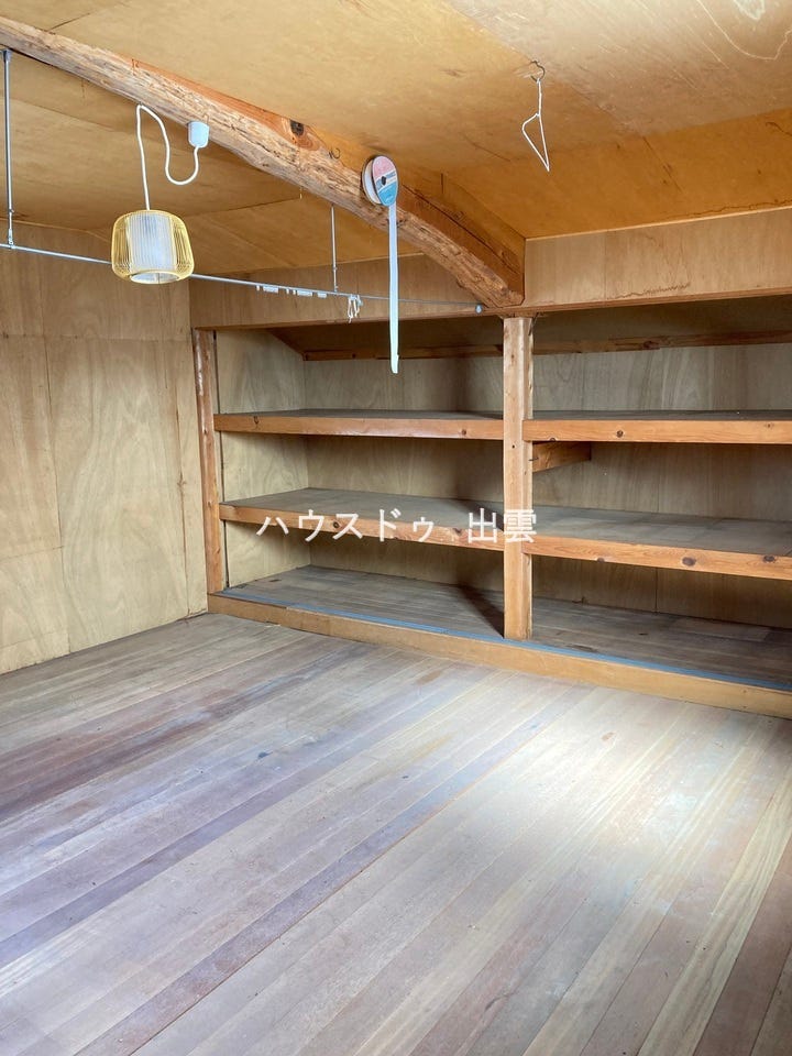 3階の8帖洋室です。部屋の奥には押し入れ(棚)があります。