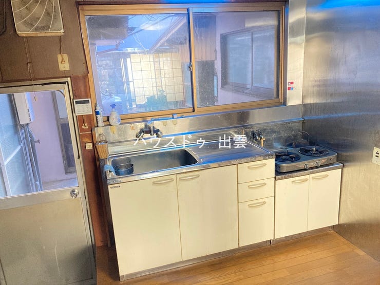 キッチンはコンロを別で設置する必要があります。リフォームお見積り可能です。お気軽にご相談ください。