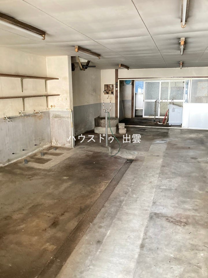 厨房部分です。厨房部分には現在厨房設備はありませんので、新設いただく必要があります。厨房ではなく、店舗など全く別のお部屋に変更も可能です。リフォームお見積りお気軽にご相談ください。