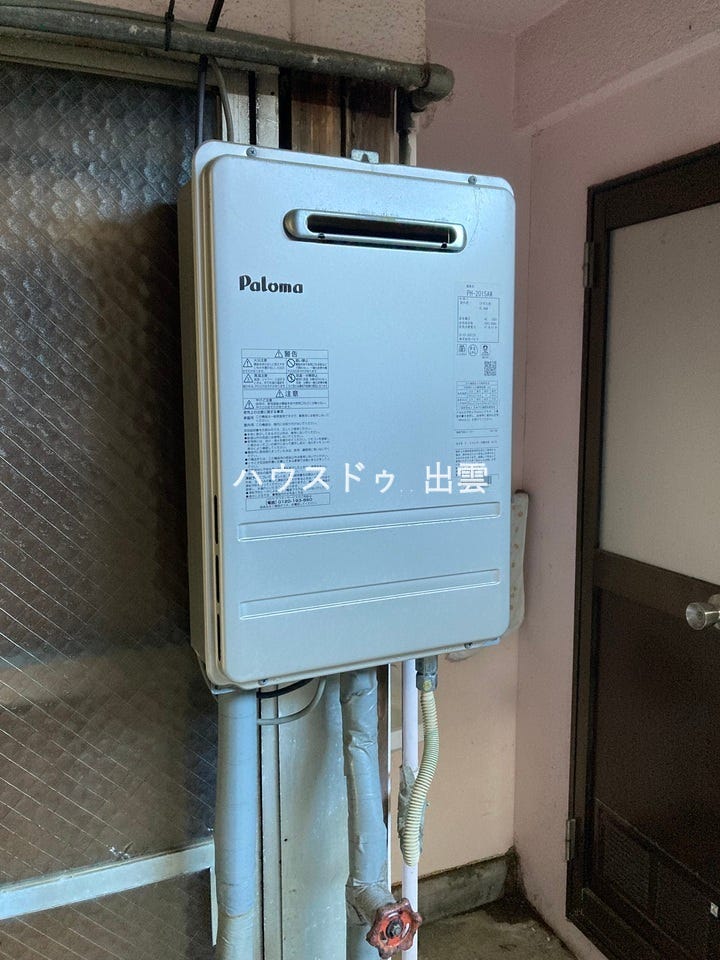 ガス給湯器が付いています。都市ガス利用可能ですが、こちらの給湯器はプロパンガスを使用しています。