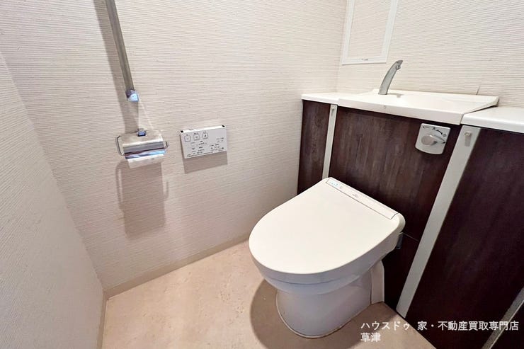 すっきりとしたお手洗いです。手洗い場も完備しているので、手洗いまでの動線が短く効率的です。