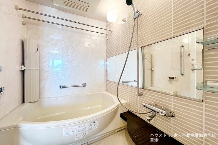 丸みを帯びている浴槽が、リラックスできるバスタイムを演出します。