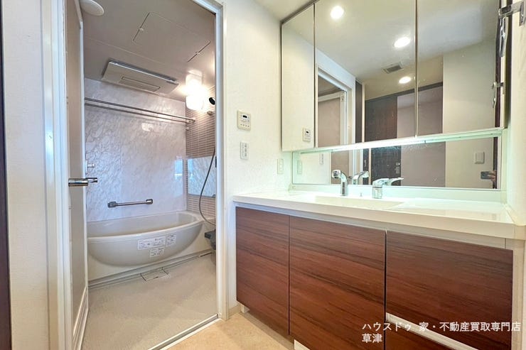 三面鏡は、合わせ鏡で身だしなみをチェックできます。鏡裏に小物を隠せ、洗面所が片付く収納力が魅力です。