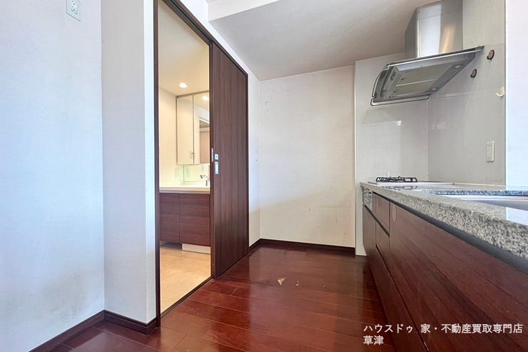 キッチンの裏側は洗面ルームに繋がっており、家事効率がアップします。