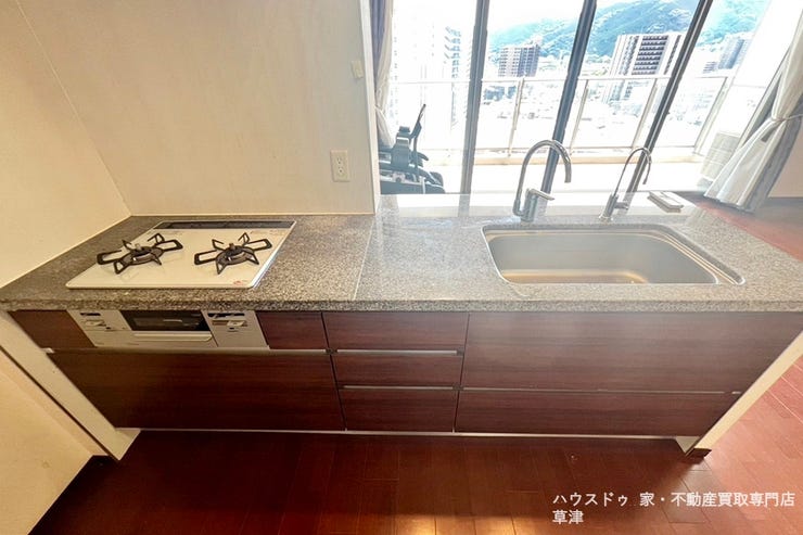 落ち着いた色味のキッチンです。モダンでスタイリッシュな印象を与え、汚れが目立ちにくいのも利点です。