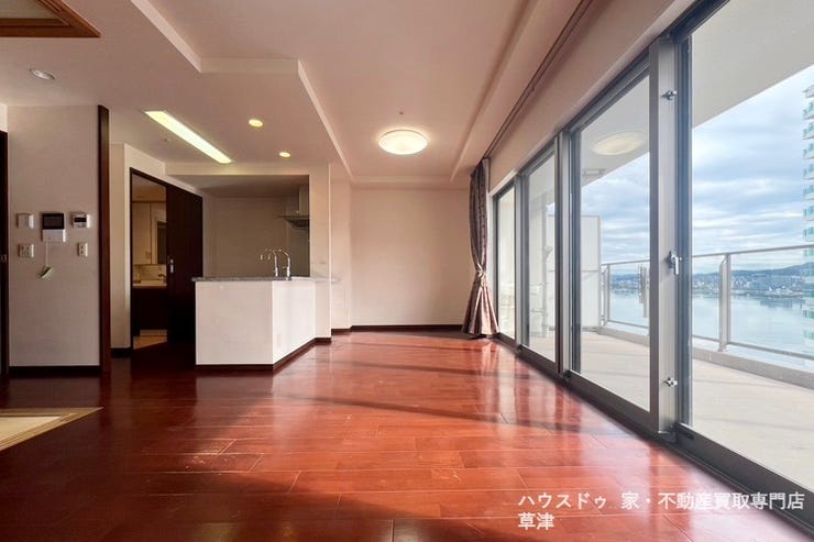 【リビング】
■琵琶湖花火の眺望あり!■空き物件につき即内覧可■光と風が調和する高層階■JR大津京駅まで徒歩10分