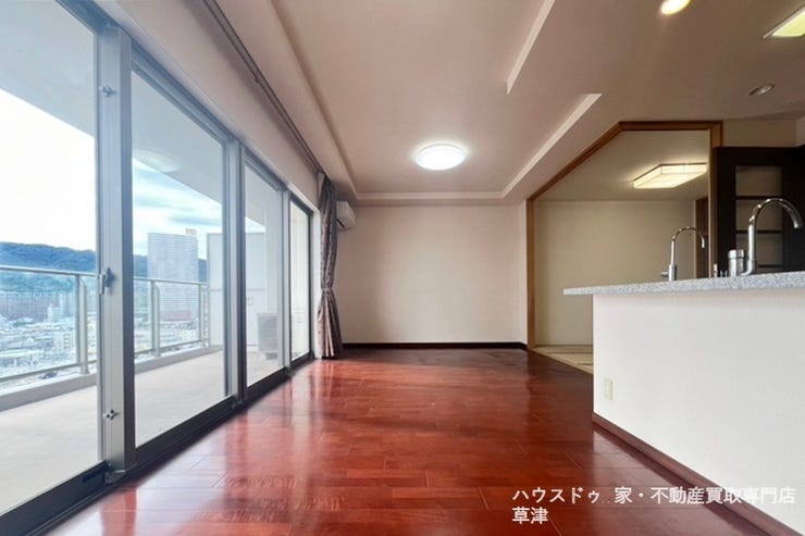 南西側から差し込む陽の光がリビングを明るく照らしてくれます。大きな窓は開放感たっぷりです。