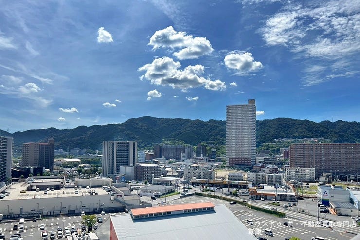 大津京駅周辺の街並みをご覧いただけます。青空に映える山々が癒しを与えてくれます。