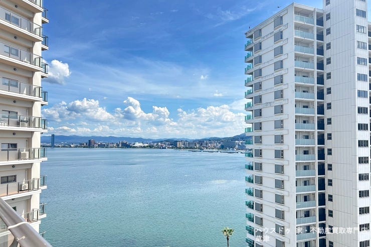 バルコニーからは琵琶湖を眺めることができます。夏には琵琶湖花火大会も鑑賞できます。