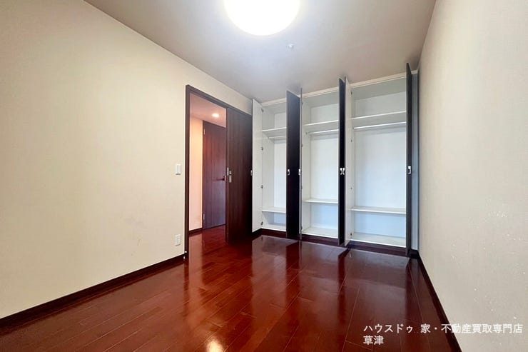 6.5帖の洋室です。収納が3つに分かれているので種別やカテゴリーごとに分類して収納しやすいです。