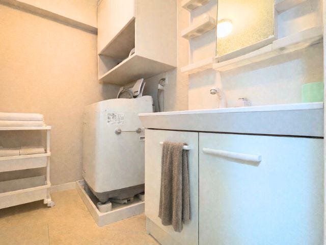 洗濯機置き場上部には収納を備えており、タオルや着替え、洗剤のストックなどをしまい込めます。
※実際の写真から家具消しの加工行っております。
(2025年10月13日撮影)