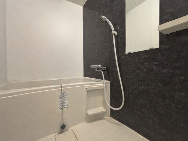 浴室乾燥機付きで、雨の日でも洗濯物の干場に困りません。
※実際の写真から家具消しの加工行っております。
(2025年10月13日撮影)