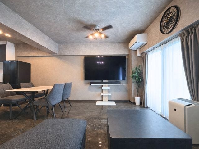 落ち着いておりラグジュアリー雰囲気の壁紙と床がおしゃれな空間を演出しています。
※実際の写真から家具消しの加工行っております。
(2025年10月13日撮影)