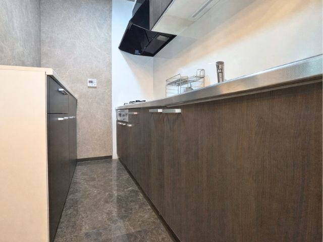 カップボード付きで、炊飯器や電子レンジなどの家電も置けて便利です。
※実際の写真から家具消しの加工行っております。
(2025年10月13日撮影)