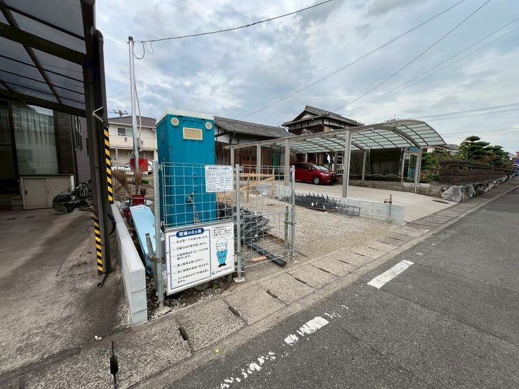 左側から見た外観