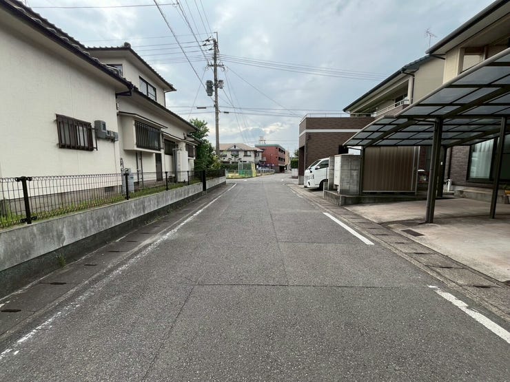 車の出し入れもスムーズな前面道路