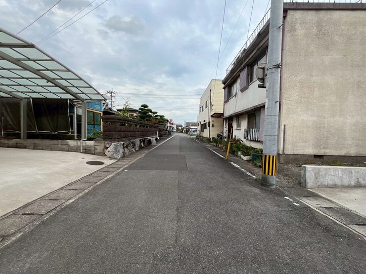 車の出し入れもスムーズな前面道路